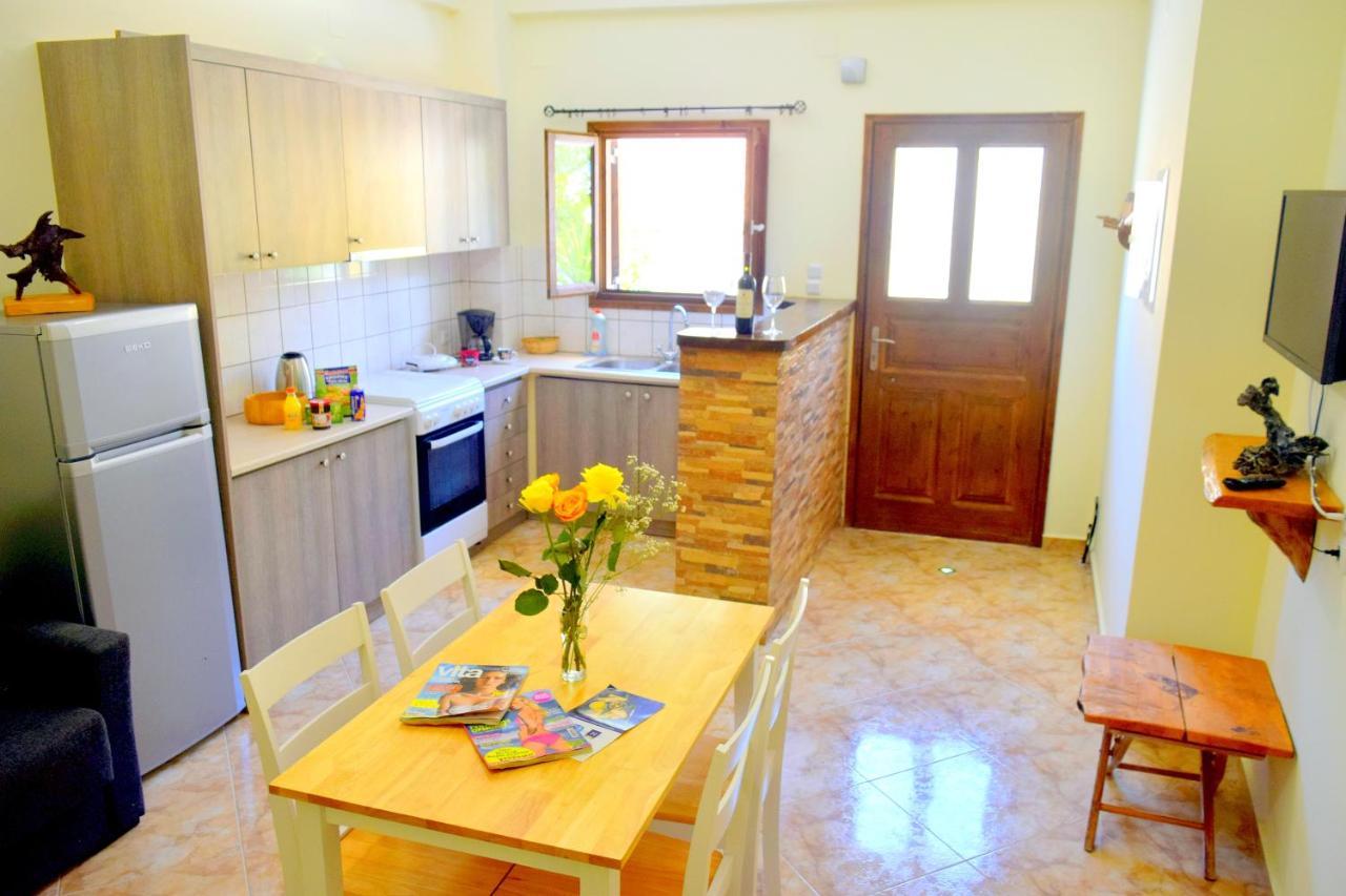 Dourios Ippos Apartments Frikes Экстерьер фото