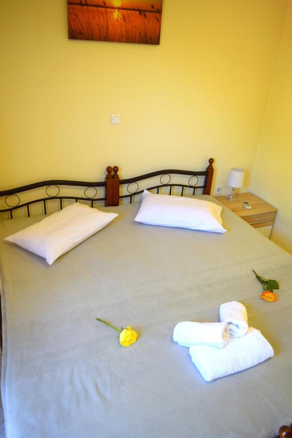 Dourios Ippos Apartments Frikes Экстерьер фото